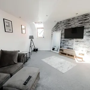 Spacious 2 Bed 800 Metres From The Apartment