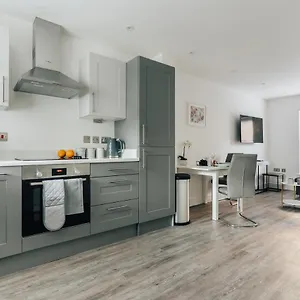 2 Double Bedroom Flat With Parking Apartment