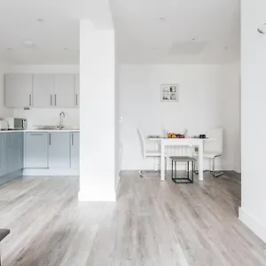 Contemporary Two Bedroom Duplex - Secluded With Parking In A Prime Location Apartment