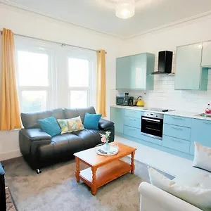 Flat-c, 4 Adults, 20 Mins To Beach, Netflix, Wifi, Sleeps 4 Adults Apartment