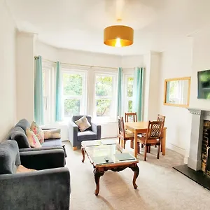 Flat-b, 4 Adults, 20 Mins To Beach, Netflix, Wifi, Sleeps 4 Adults Apartment