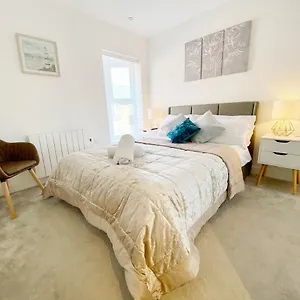 Gild House 2-bedroom Close To Town Centre Apartment