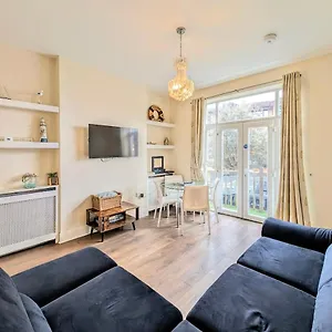 Town Centre House For 6 Guests Holiday home